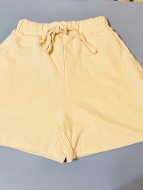 Storets Women’s Shorts Cream M/L